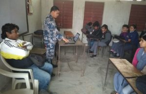 नेपाल: दैवीय आपदाओं से निपटने के लिए सशस्त्र सीमा बल ने छात्र- छात्राओं को सिखाया गुर।