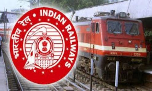 मुम्बई में रेलवे में नौकरी की मांग को लेकर छात्रों का चक्का जाम