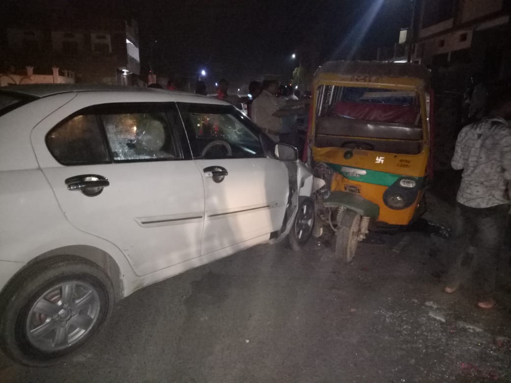 नौतनवा:कार टैम्पो में भिडंत दो गम्भीर रूप से घायल 
